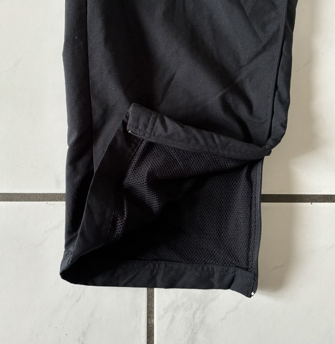 Nike Pantaloni: Sporthose Nike Gr 38/40 – Usato da Ebikon venduto da Regipe 2