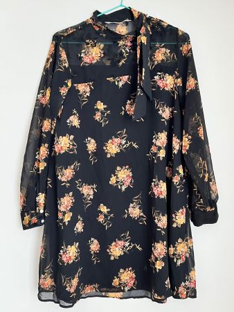 Zara Blumenkleid, Gr. M, schwarz transparent