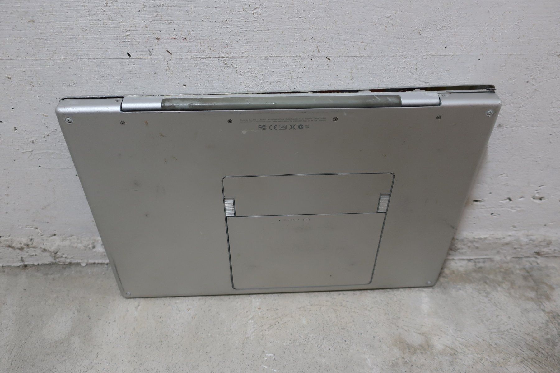 Apple Notebook: 2007 Apple Mac Book Pro A1229 17" DEFEKT – Difettoso da Zürich venduto da dnk_nrd8 2