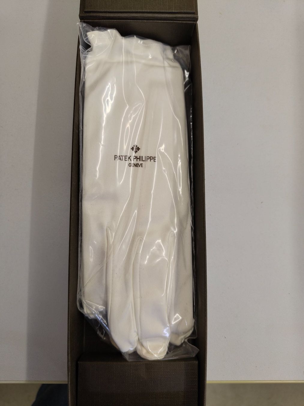 Patek Philippe Guanti & manicotti: Patek Philippe Watchmaker Gloves , Handschuhe – Nuovo (secondo la descrizione) da Zürich venduto da User24