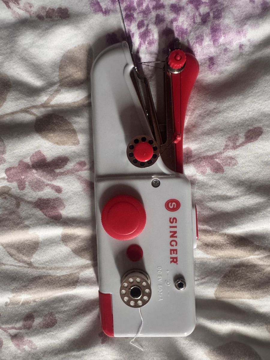 Nähmaschinen: Machine à coudre Singer portable compacte blanche et rouge – Gebraucht aus St-Livres von Cat_jess