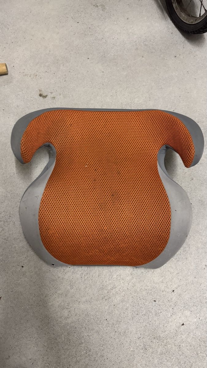 Seggiolini per auto: Child Seat Cushion Orange Grey Used Condition – Usato da Winterthur venduto da Kevin.Prandini