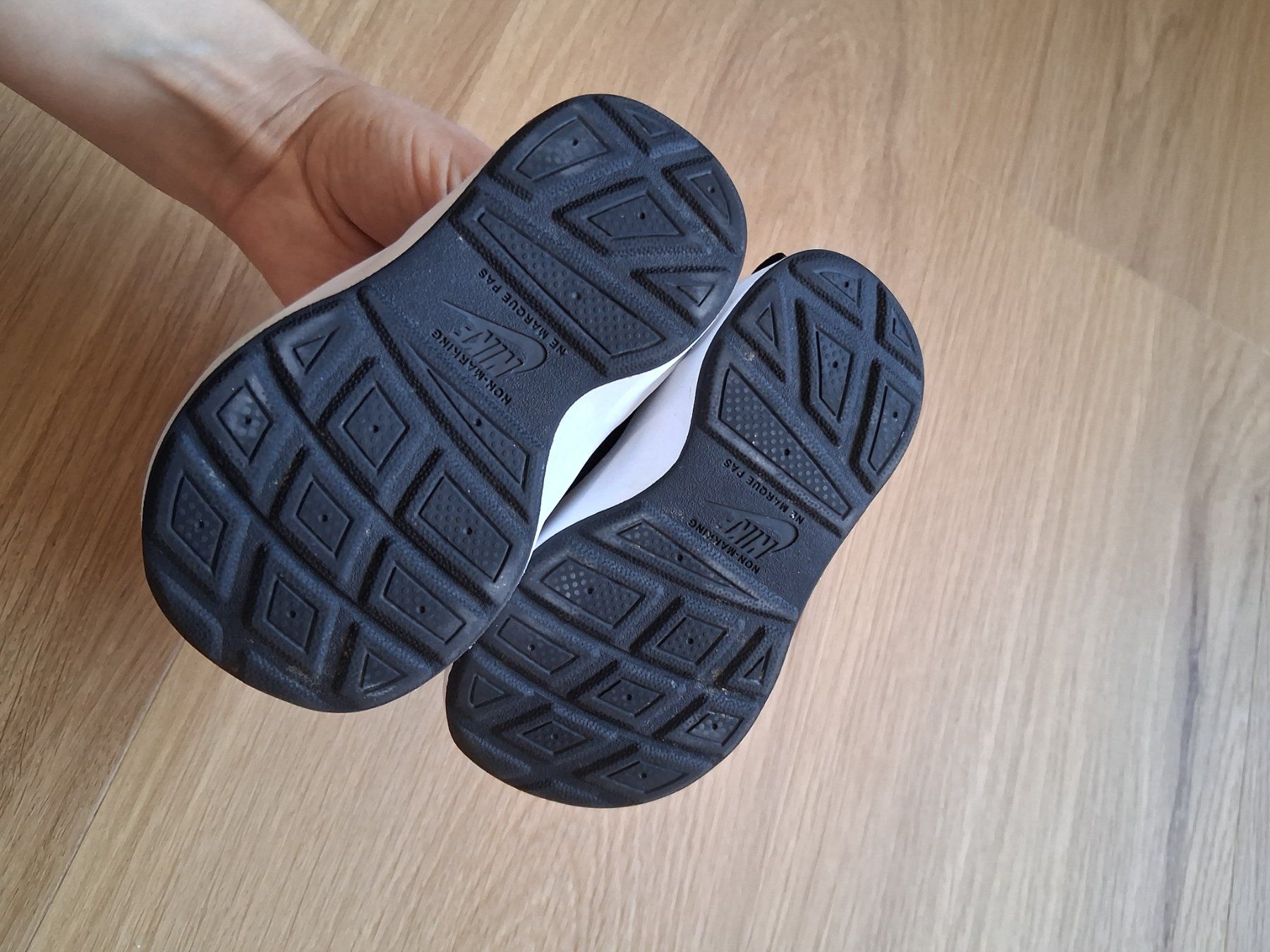Nike Herrenschuhe: Nike Sneakers 19,5 wie neu – Neu (gemäss Beschreibung) aus Lengnau AG von Nathi88 1