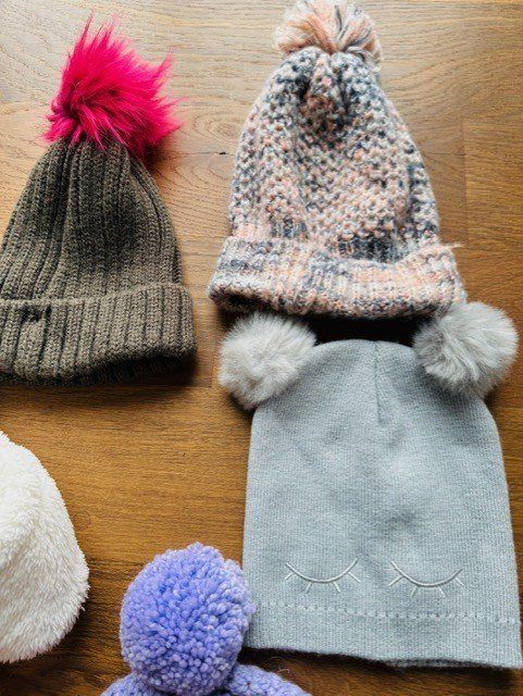 Lotti & Set di vestiti: Set an Mädchenmützen und Schals – Usato da Wangen b. Olten venduto da Braeggi 1