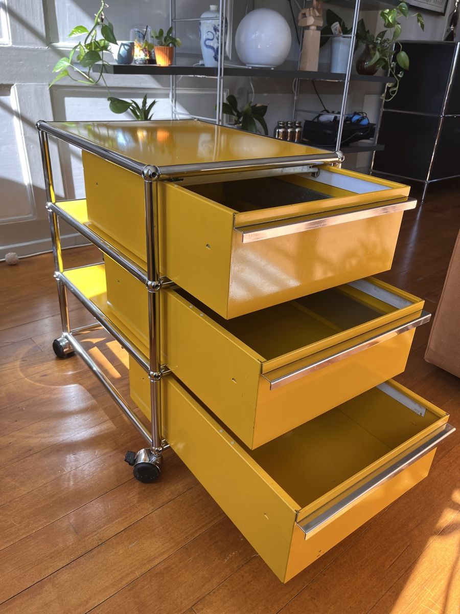 USM Banconi: USM Haller jaune moutarde, 3 tiroirs 'í – Usato da Murten venduto da noemiei 4