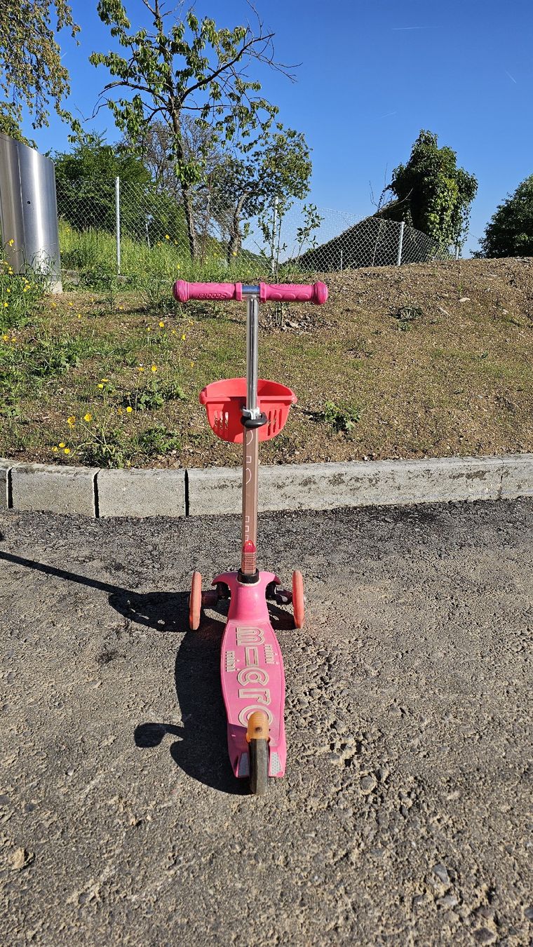 Micro Kickboard: Micro Mini rosa Trotti mit Korb und läuchtenden Räder – Usato da Zufikon venduto da Dadulka79 5