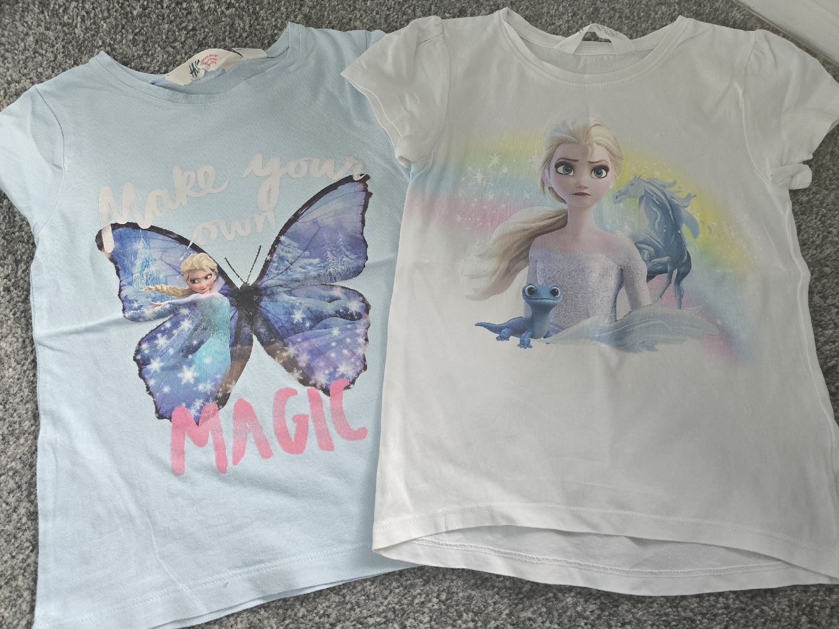 H&M Camicette, T-shirt & Top: 2 T-Shirts, "Die Eiskönigin", Gr. 104-110 – Usato da Unterentfelden venduto da Panda-87