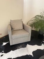 Sessel grau mit Kissen