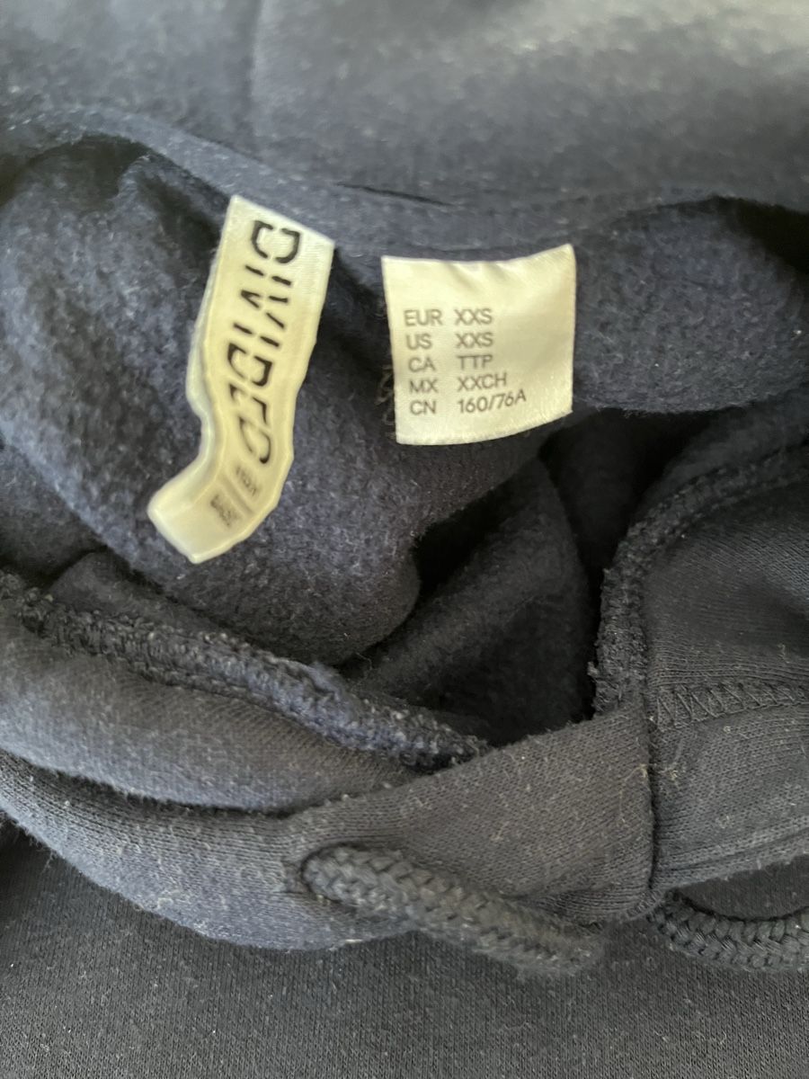 H&M Pullover & Sweatshirts: Dunkelblauer Hoodie steht XXS ist eher ein S – Gebraucht aus Rüfenacht von lilly_67 1