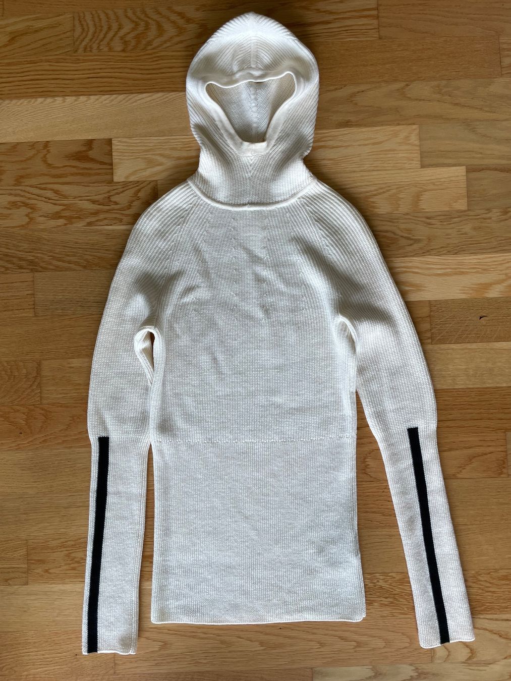 H&M Maglioni & Felpe: Wollpullover mit Kapuze H&M – Usato da Richterswil venduto da IrynaL