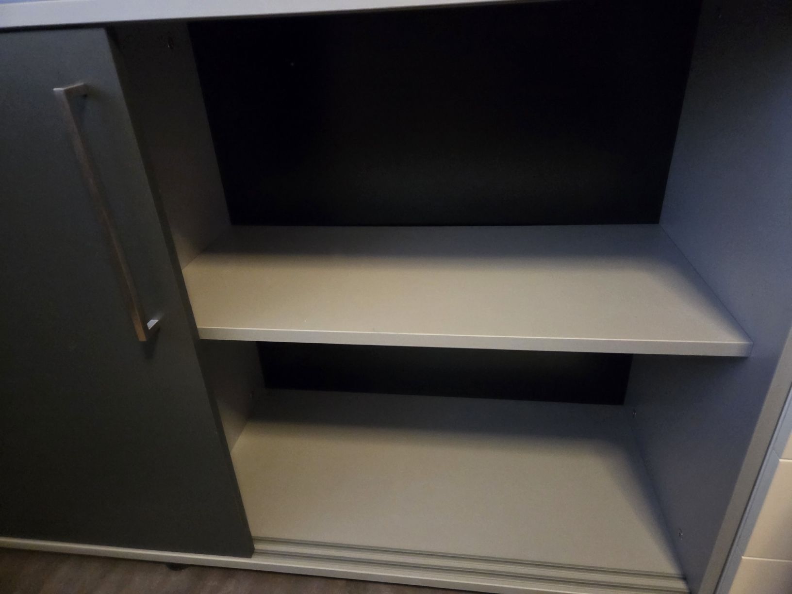 Commodes: 2 x Sideboard mit Schiebetüren Anthrazit/grau – D'occasion à Sarmenstorf par Hurrli 1