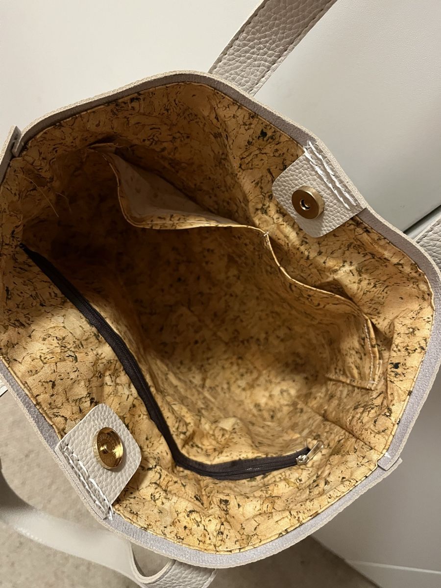 Taschen für Damen: Elegante Ledertasche mit Korkbaumwollstoff  Innenfutter – Neu (gemäss Beschreibung) aus Schaffhausen von grogga 1