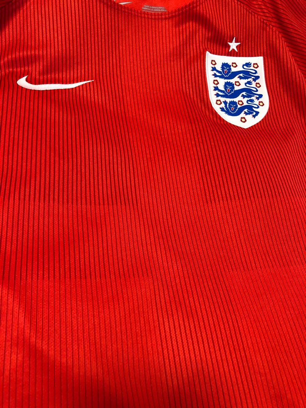 Canottiere & Pantaloni: Maillot rouge Angleterre taille L Nike – Usato da Corsier GE venduto da SWmoderncards 1