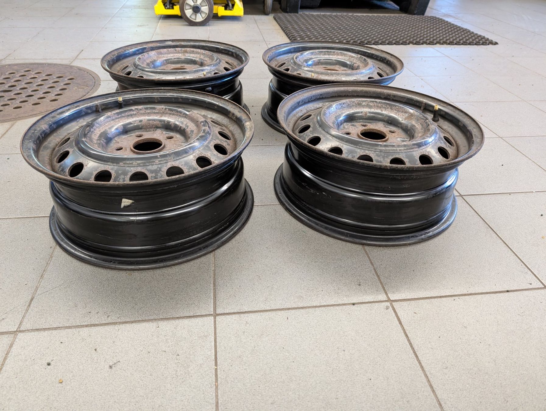 Toyota Cerchioni: Stahlfelgen Original Toyota mit  Originalmuttern – Usato da Baar venduto da Rbelcanto 6
