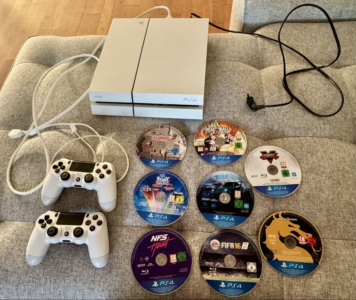 Sony Console: Playstation 4 | PS4 | mit 2 Controller & 8 Spielen – Usato da Dierikon venduto da FraeuleinMaus17