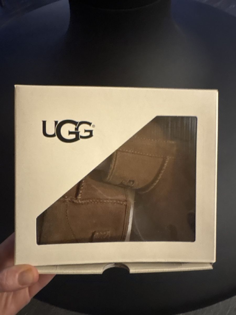Scarpe per ragazzi: Chaussons UGG – Usato da Lausanne venduto da Soins