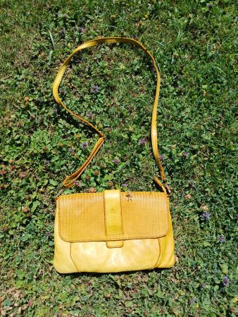 kleine gelbe Handtasche