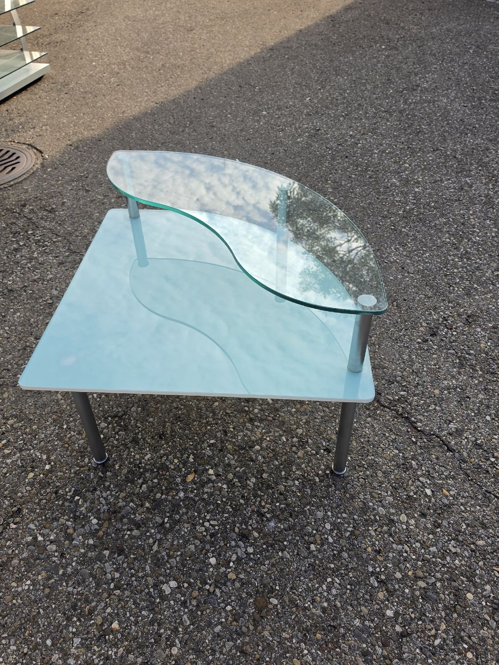 Tavoli: Tisch Glas hellblau mit Glasplatte abgerundet Metallfuss – Usato da Mettlen venduto da elios0888 2