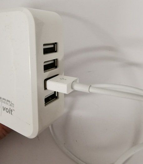 Caricabatterie: 4 - fach USB - Stecker von revolt inkl. Kabel – Usato da Wilen b. Wollerau venduto da morethanmusic