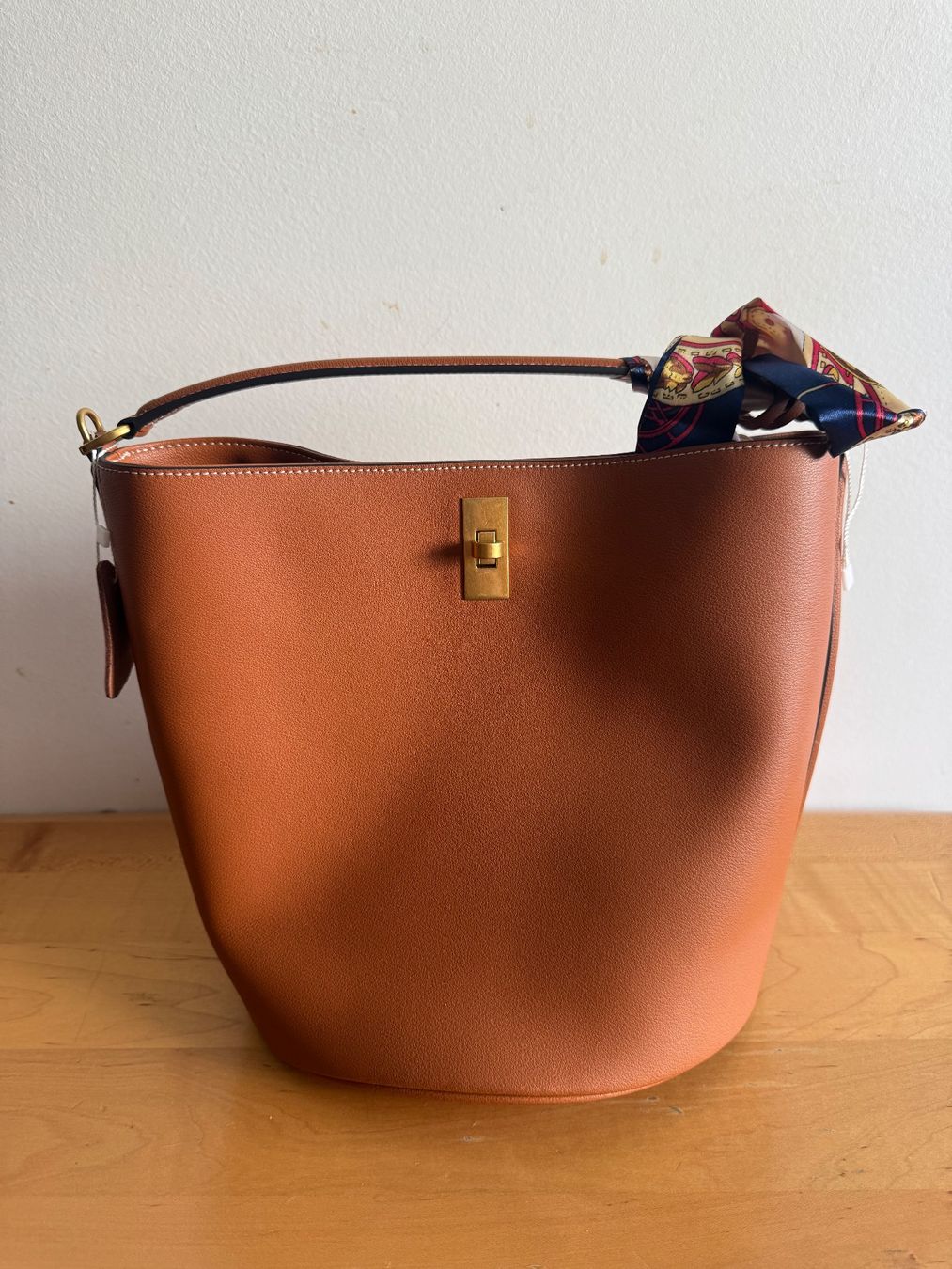 Borse da donna: Sac seau en cuir neuf – Nuovo e nell'imballaggio originale da Carouge GE venduto da Myr_hbt9