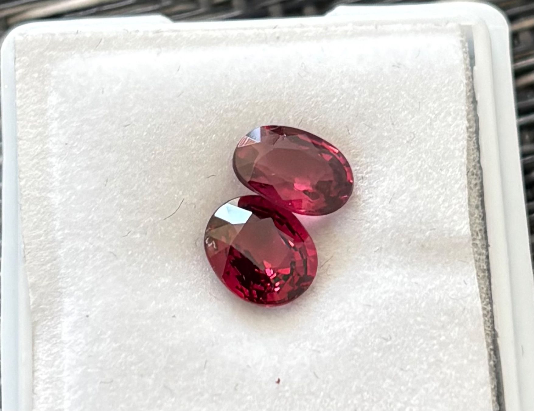 Pietre preziose: Granat, 2 Stücke, Total 2 ct. – Usato da Brugg AG venduto da lau_9rvy 1