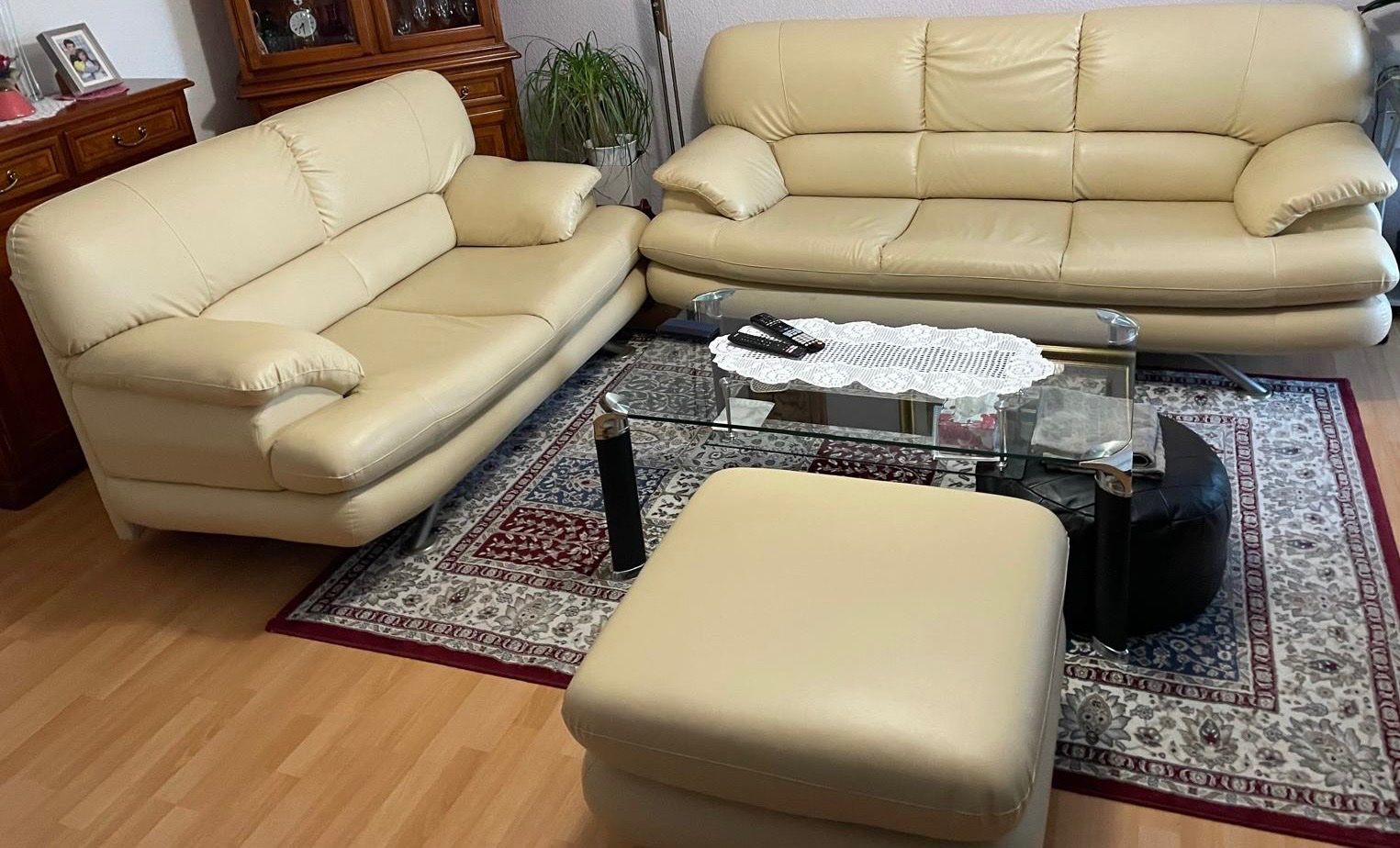 Sofas: Kunstleder Sofa Set beige zwei Sofas und Hocker gebraucht – Gebraucht aus Trachslau von ZOZ
