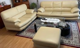 Kunstleder Sofa Set beige zwei Sofas und Hocker gebraucht