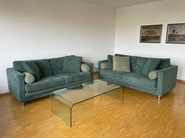 2-teiliges Sofa-Set in Grün mit Zierkissen und Nackenrollen