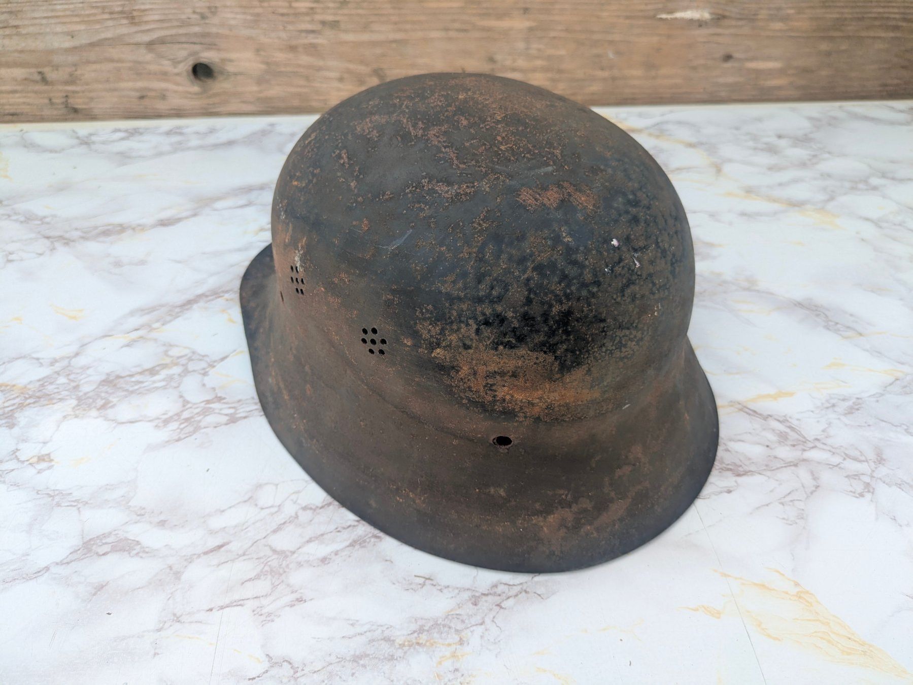 Uniformi & Effetti personali: SD Luftschutz Stahlhelm M34 "Duck Bill Visor" mit Abzeichen – Usato da Buttisholz venduto da ArmeeShopCH 4