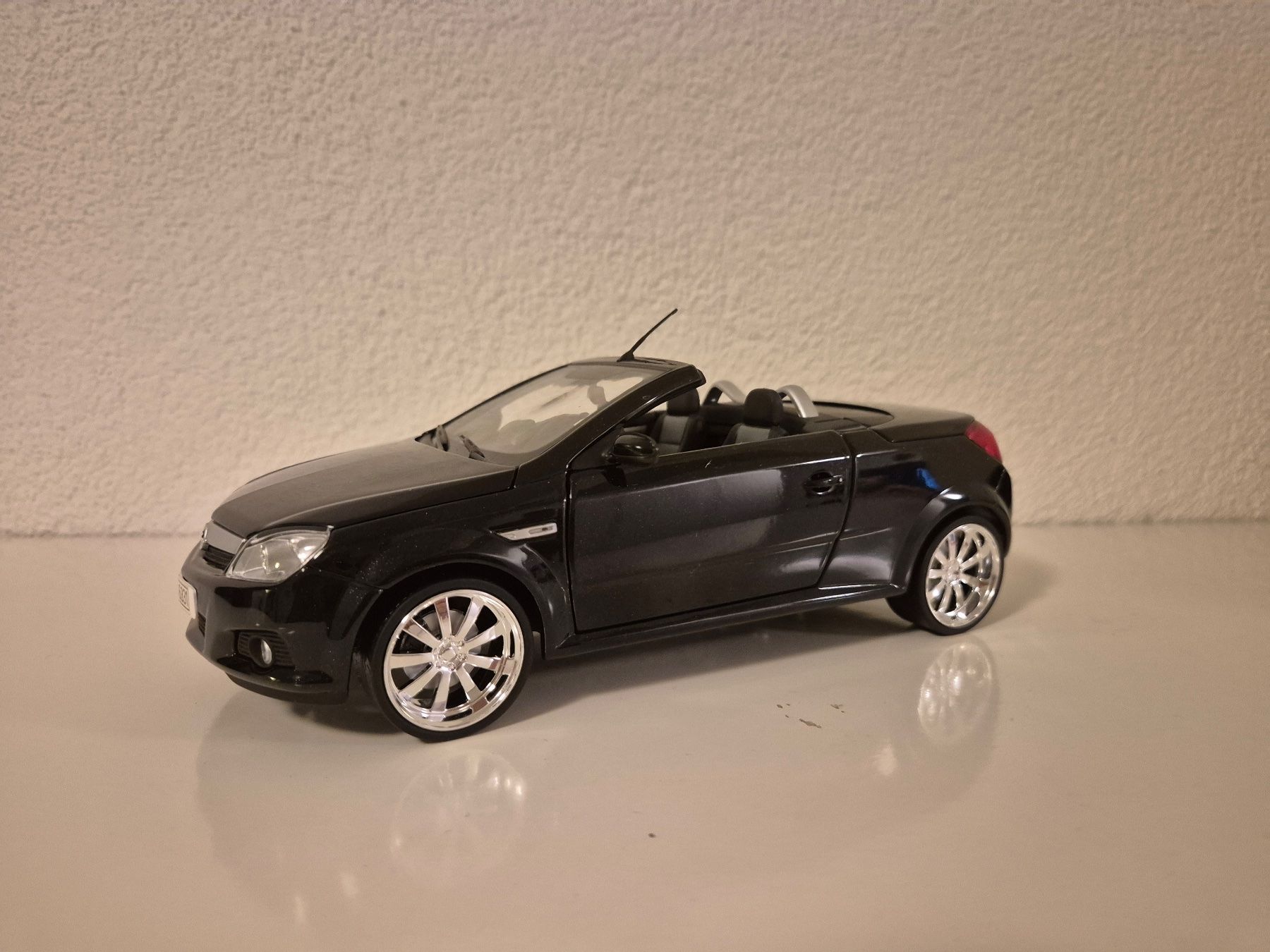 Norev Modellini d'auto: Opel Tigra 1/18 von Norev – Nuovo (secondo la descrizione) da Bremgarten AG venduto da Beever
