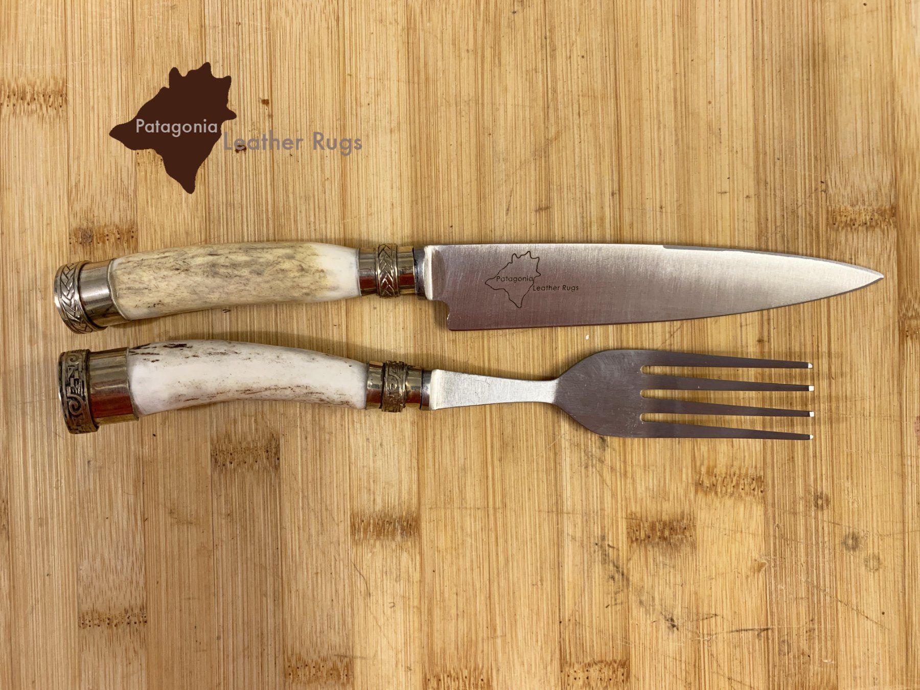 Set di posate: Messer- und Gabel-Set mit Hirschgeweih-Griffen – Nuovo e nell'imballaggio originale da Arbedo venduto da patagonialeatherrugs 1
