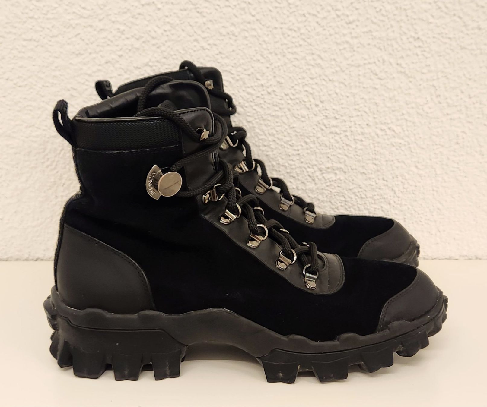 Moncler Damenschuhe: MONCLER Stiefeletten Wildleder Helis Gr. 38 – Gebraucht aus Wollerau von CH8832 1