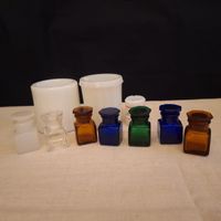 Versand möglich! Medizinal Glas Flakons, u.a. Opalglas dabei