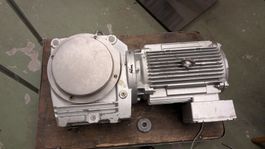Elektromotor mit Getriebe.