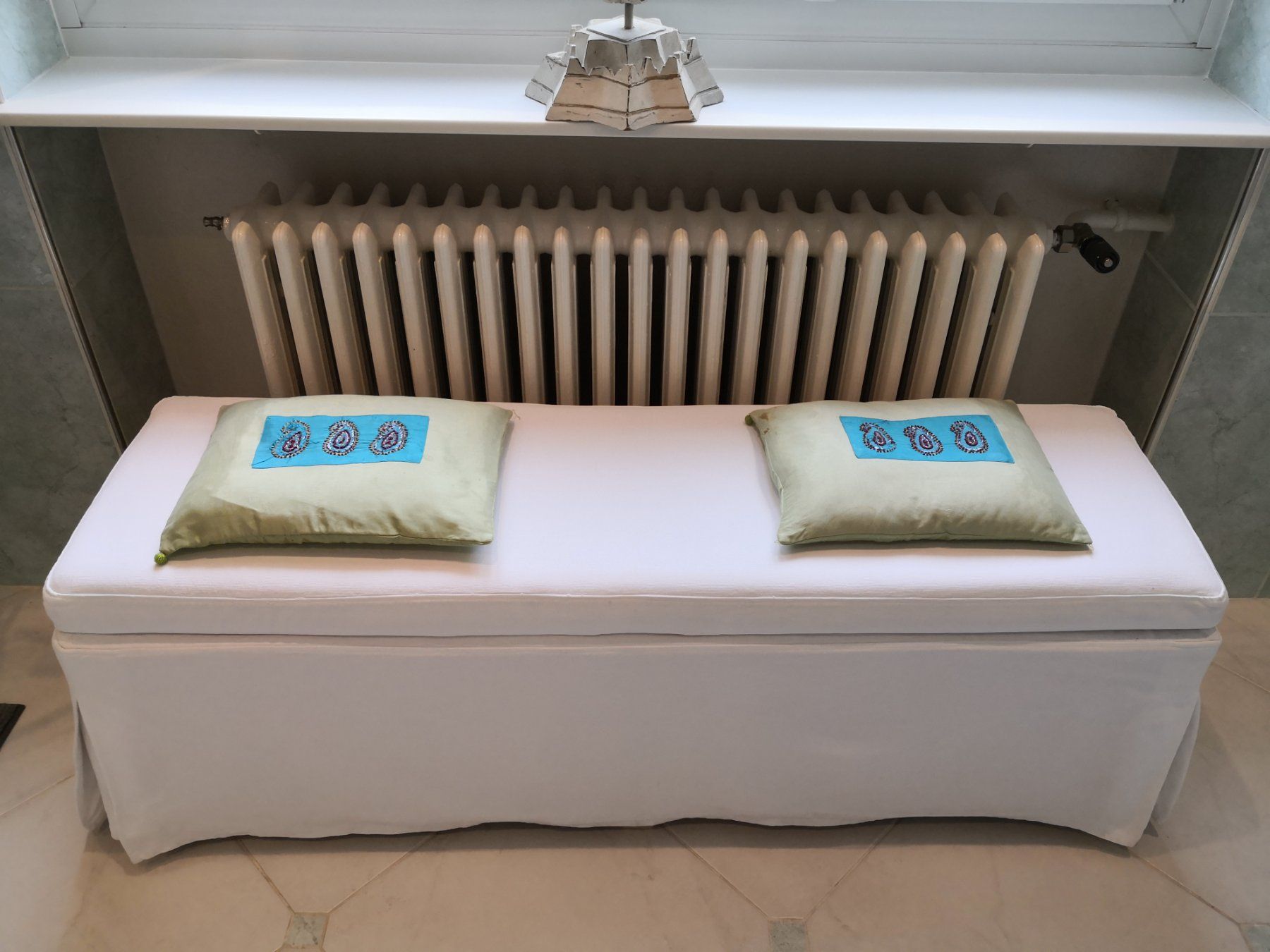 🤩IKEA SITZBANK MIT STAURAUM WEISS AUS STOFF (Gebraucht) in Olten für CHF 200 – nur Abholung auf Ricardo kaufen