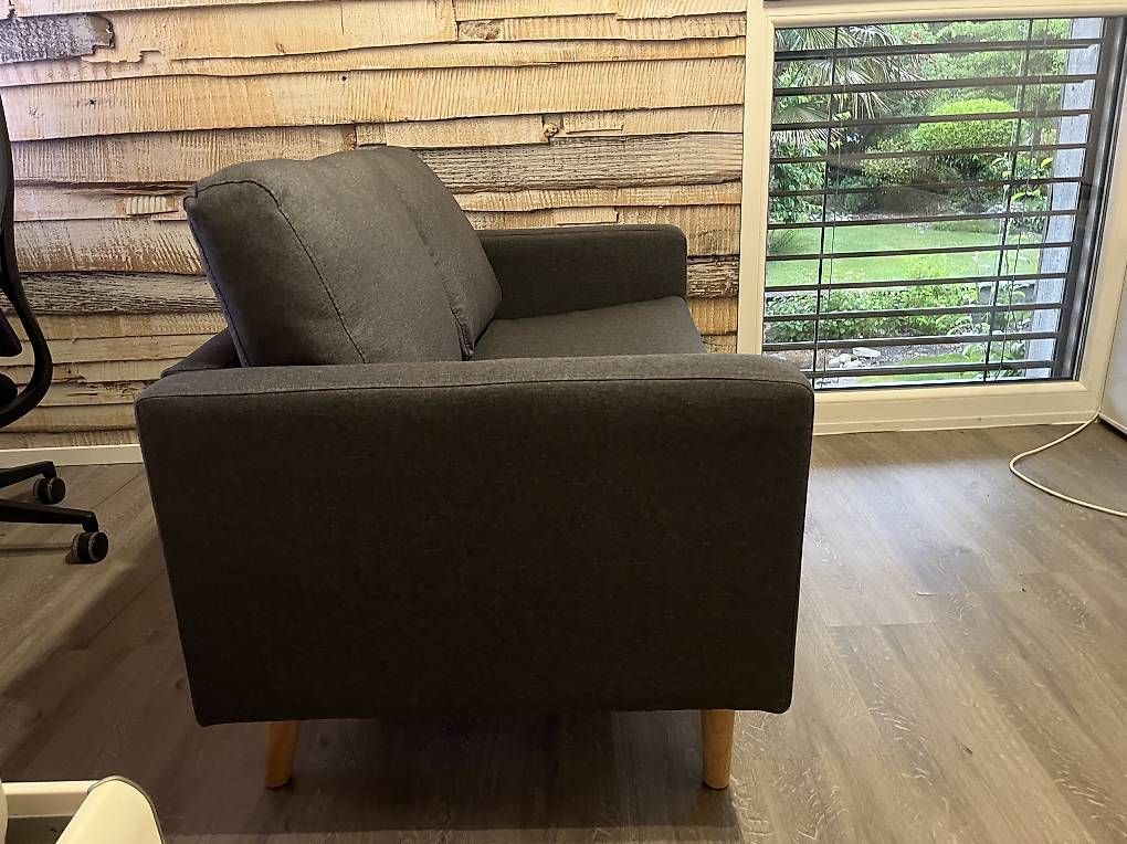 Sofas: Kleines 2-Sitzer Sofa zu verkaufen – Gebraucht aus Graben von kum_75v2 3