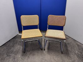 Zwei Freischwinger Stühle mit Wiener Geflecht