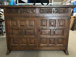 Rustikales Sideboard aus massivem Holz
