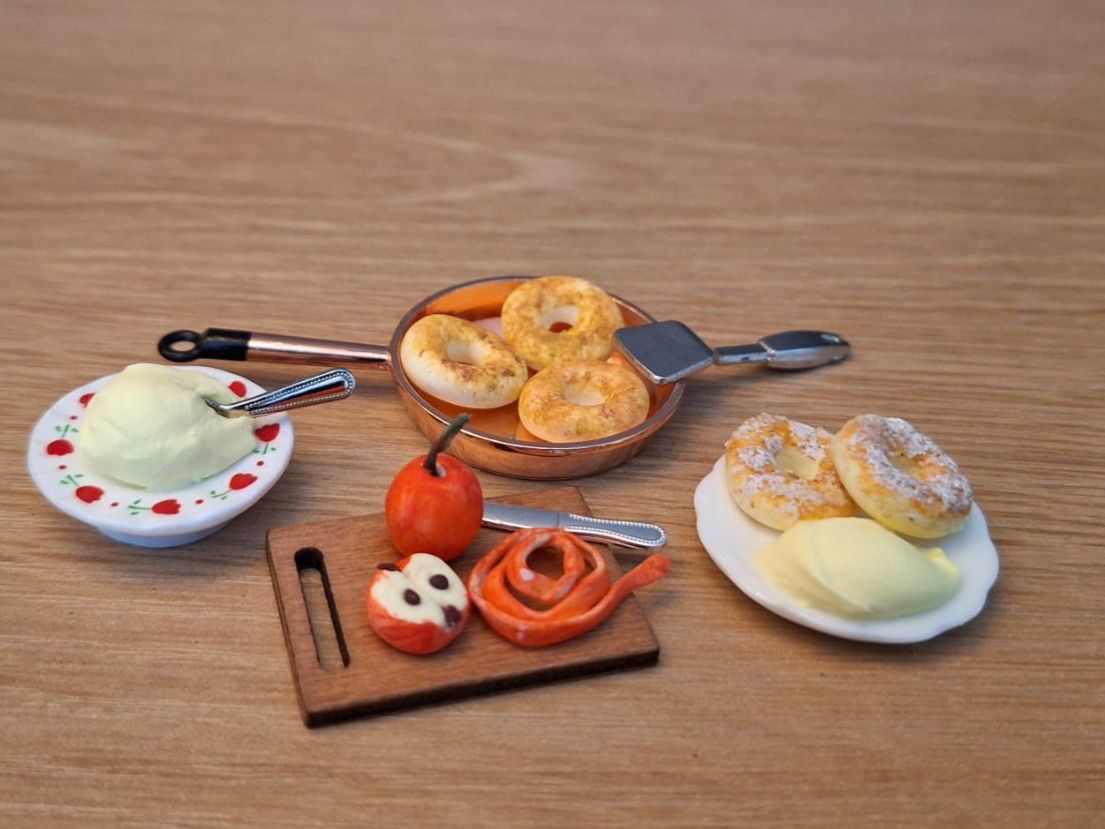 Case e mobili per bambole: Apfelchüechli Set, Handgemacht – Nuovo (secondo la descrizione) da Zürich venduto da HandmadeTinyFood 2