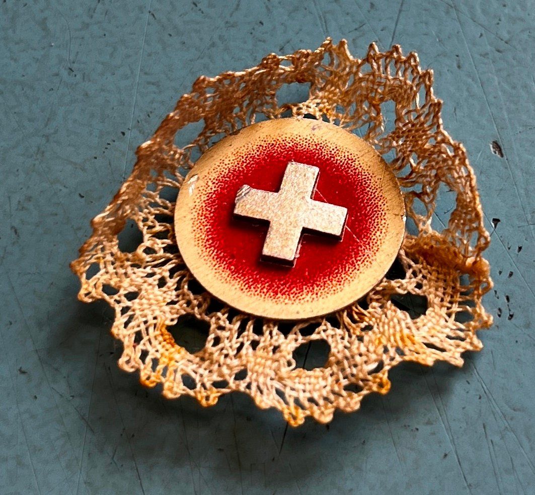 Swiss Plaketten & Abzeichen: 1 . Augustabzeichen 1942 – Gebraucht aus Obernau von Wgnom