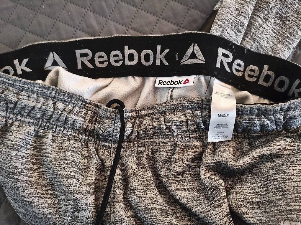 Pantaloni: Reebok Jogginghose  Grösse M Grau meliert – Usato da Gossau SG venduto da lau_jz5l