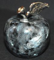 Deko – Heilstein – A-1106 – Apfel 30x25mm – Larvikite