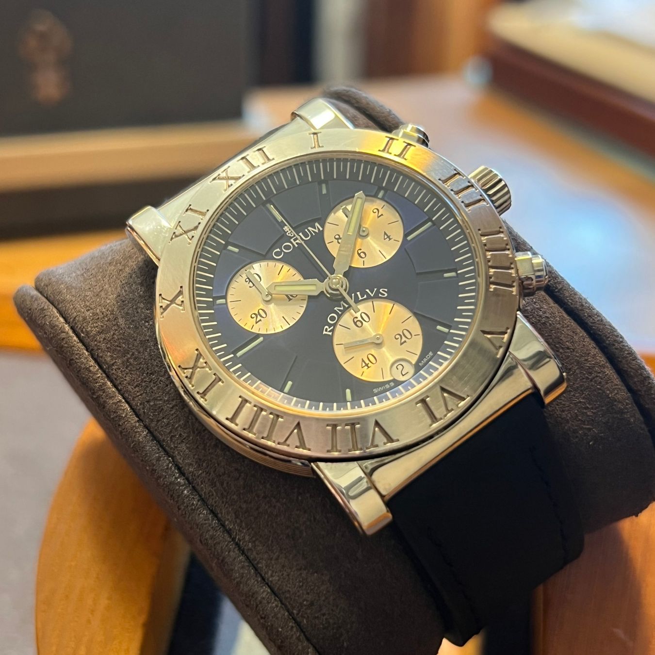 Corum Orologi: FLASH SALE Corum Romulus Chronograph Full Set 396.701.20 – Usato da Carouge GE venduto da Watchaser 7