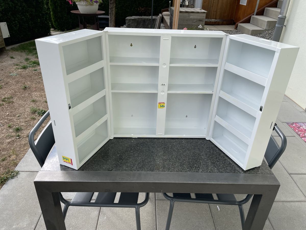 Schränke: Medizinschrank – Gebraucht aus Egolzwil von Lowni