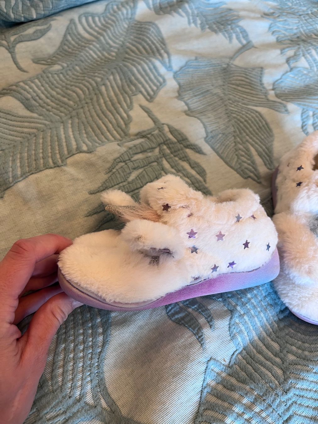 Schuhe für Jungen: Einhorn-Hausschuhe, Größe 25 – Gebraucht aus Umiken von deb_57xk 1