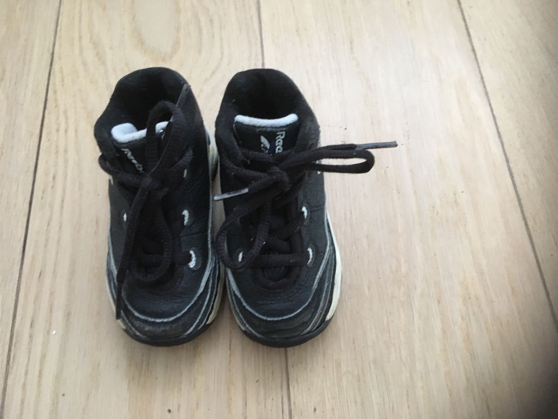 Reebok Scarpe per ragazzi: Reebok Turnschuhe Gr. 22 – Usato da Gächlingen venduto da Tara_devi