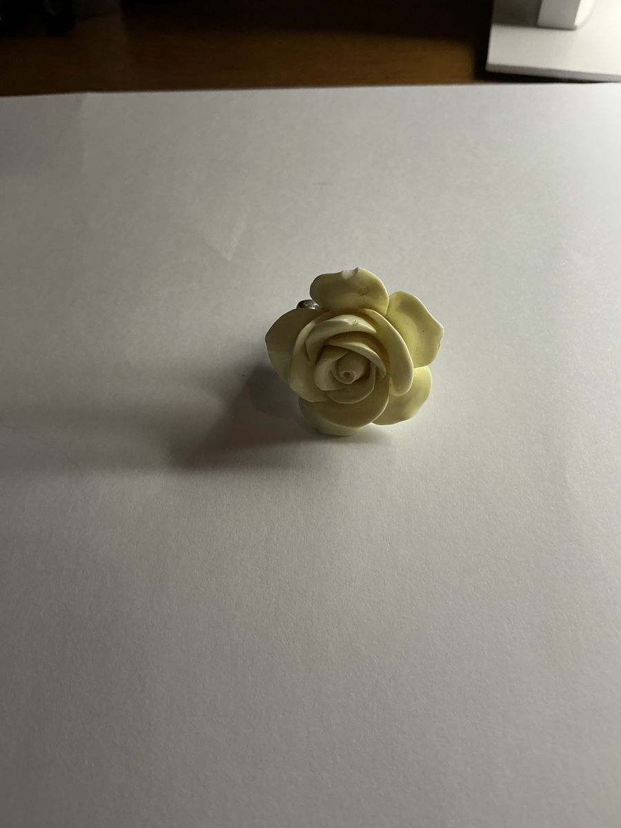 Anelli: Verkaufe ein Ring mit einer Weissen Rossen  – Usato da Basel venduto da Ajscha7o1