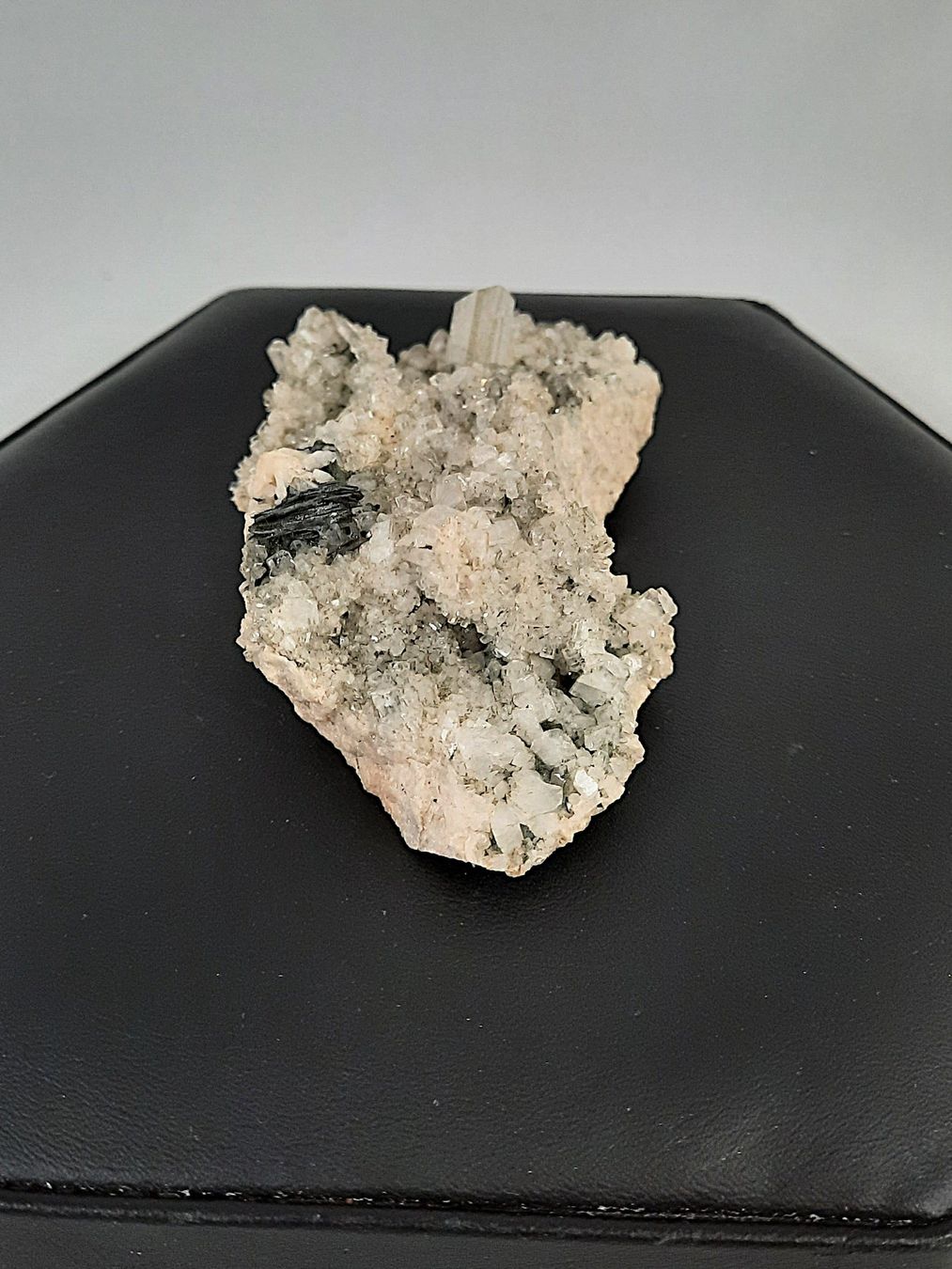 Minerali & Pietre curative: Apophyllit-Stufe mit schwarzem Turmalin – Usato da Beinwil am See venduto da Restwert_Beinwil 3