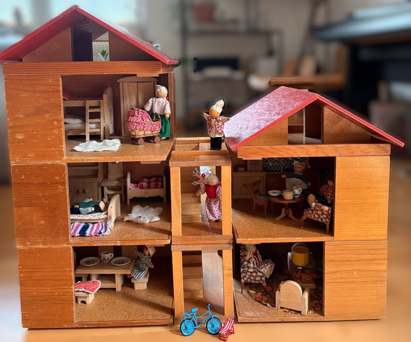 Case e mobili per bambole: Puppenhaus mit Mobiliar – Usato da Zürich venduto da Matba