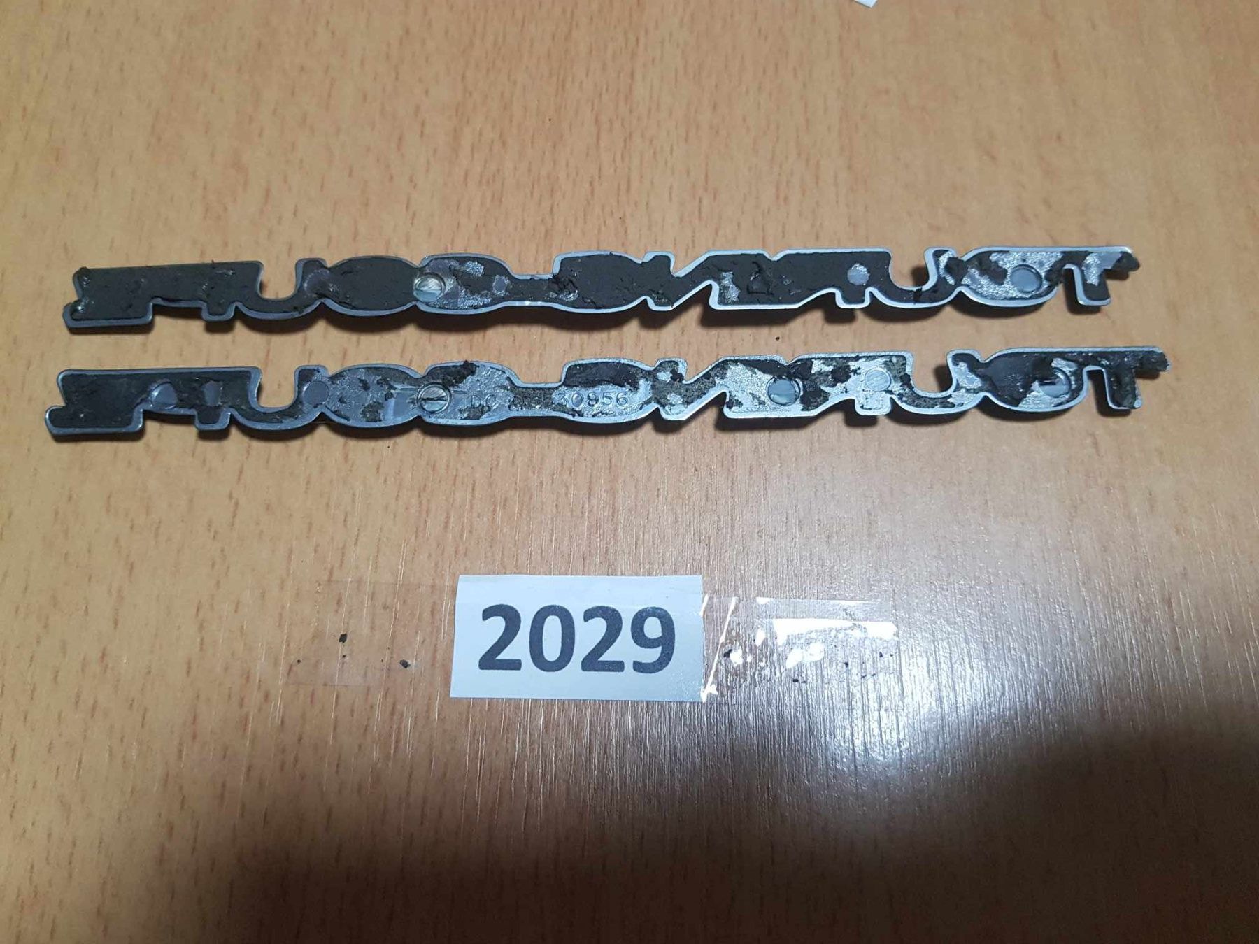Tutti pezzi di ricambio auto: Klebe Emblem, Touring-Coupe   2stk. – Usato da Niedergösgen venduto da usc_l8gm 1